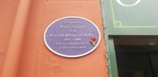 A small circular plaque dedicated to Betty and her Seafood shop. 'A great campaigner for the people of the Calton'