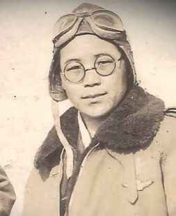Picture of Kwon Ki-ok in her pilote uniform. She is wearing glasses and her pilot glasses are on her head.