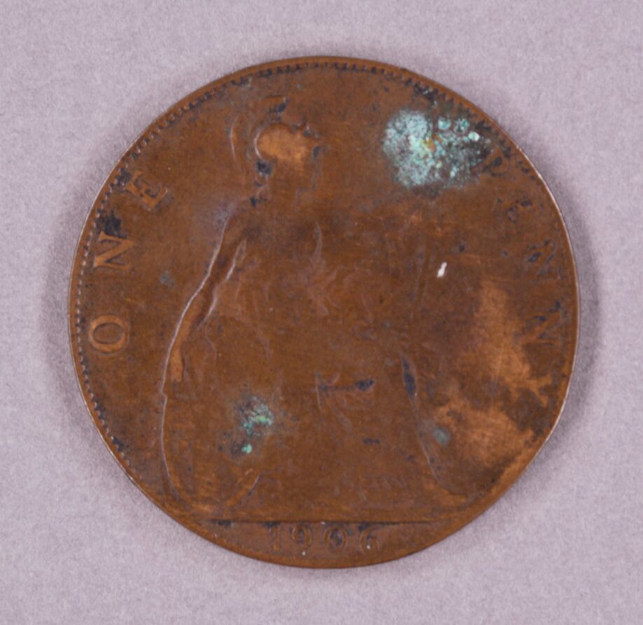 A slightly oxidized penny that bears the image of Britannia, seated. Dated 1906.